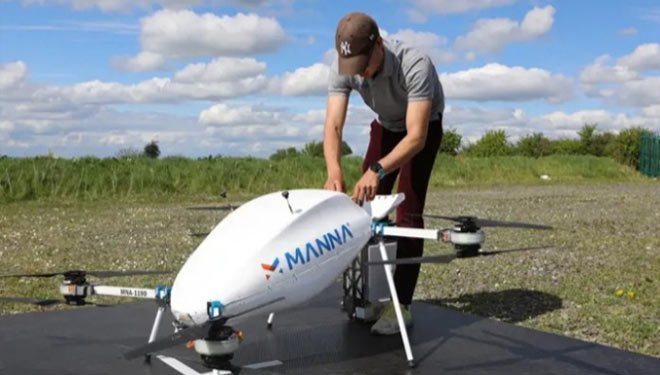Petugas saat melakukan uji coba pengiriman barang, lewat Udara melakukan teknologi Drone (foto: Dokumen/Manna Aero)