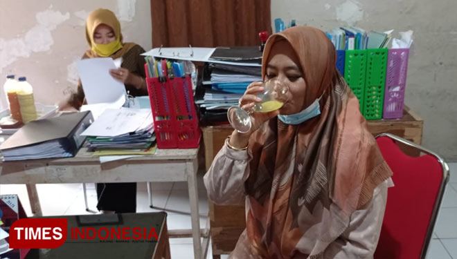 Kepala Seksi Kefarmasian Alat Kesehatan Tuti Perwitasari minum jamu tradisional (Foto : Syamsul Ma'arif/TIMES Indonesia)