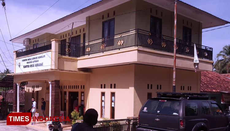 Kantor Desa Ciwarak, Kecamatan Jatiwaras, Kabupaten Tasikmalaya, Jawa Barat, untuk sementara ditutup setelah dikabarkan 8 perangkat desa terkonfimasi positif Covid-19 (Foto: Harniwan Obech/Times Indonesia)