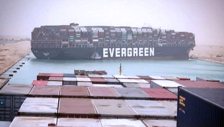 Kapal raksasa yang menyebabkan kemacetan lalu lintas di Terusan Suez, salah satu perairan tersibuk di dunia. (FOTO: BBC/EPA)