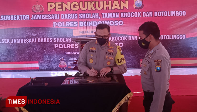 Kapolres Bondowoso AKBP Erick Frendriz saat menandatangi prasasti pengukuhan tiga Polsubsektor menjadi Polsek (FOTO: Moh Bahri/TIMES Indonesia)