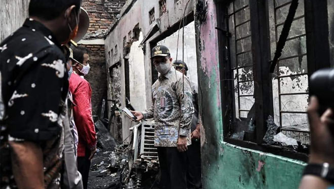 Gubernur DKI Jakarta Anies Baswedan saat melakukan kunjungan ke kebakaran di Matraman. (FOTO: Dok DKI Jakarta)