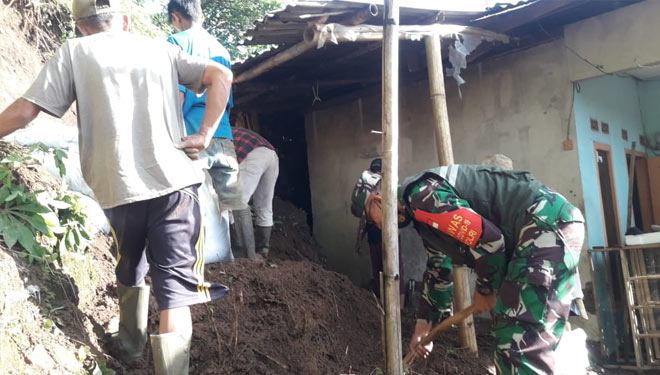 Warga bersama Babinsa kerja bakti bersihkan materil longsoran yang menimpa rumah warga di Majalengka. (Foto: Kodim 0617/Majalengka for TIMES Indonesia)