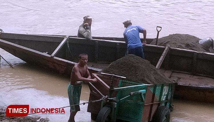 Perahu para penambang pasir di sungai Cijolang b