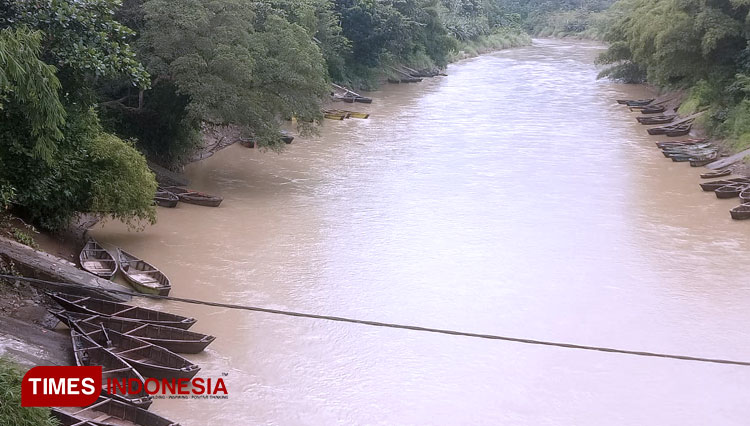 Perahu para penambang pasir di sungai Cijolang (Foto: Susi/TIMES Indonesia)