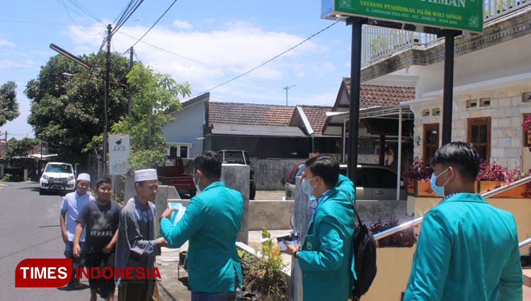 Mahasiswa Unisma Malang Turut Cegah Penyebaran Covid-19 di Lingkungan Masjid, Begini Caranya