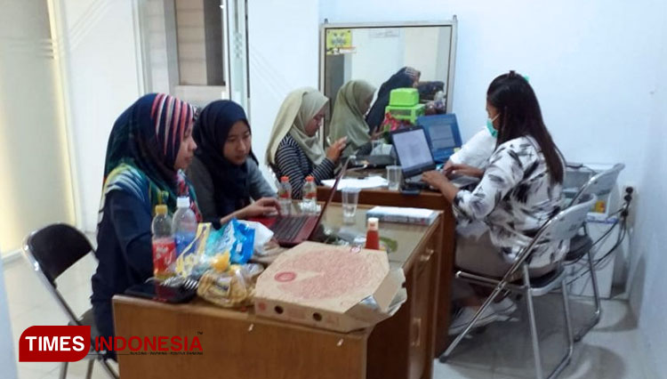 Mahasiswa sedang bimbingan dengan Dosen pendamping. (FOTO: AJP TIMES Indonesia)