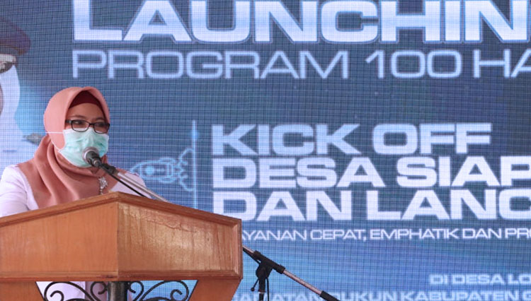 Wabup Aminatun Habibah saat meluncurkan program urus dokumen kependudukan dari desa (Foto: Humas Pemkab Gresik)