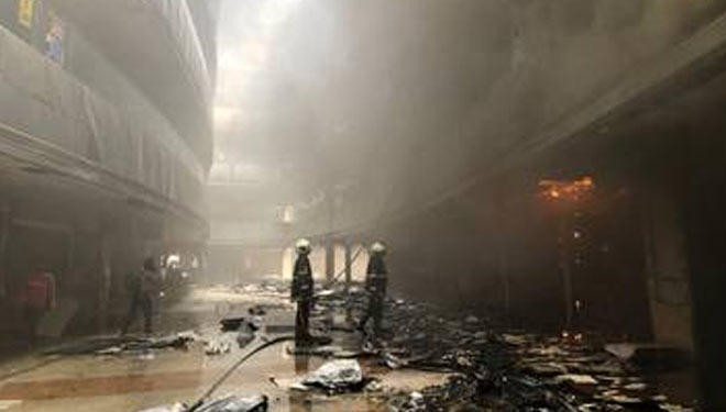 Petugas pemadam kebakaran mencoba memadamkan api di rumah sakit Sunrise di Bhandup. (FOTO:The HINDU)