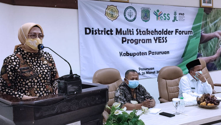 Kepala Dinas Peternakan dan Ketahanan Pangan Kabupaten Pasuruan, Ir. Diana Lukita Rahayu, MM, berbicara pada DMSF Program YESS di ruang rapat Dinas Pendidikan Kabupaten Pasuruan, Jumat (26/3/2021). (FOTO: Polbangtan Malang)