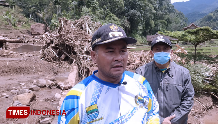 Wakil Bupati Sumedang Erwan Setiawan tinjau lokasi banjir bandang dan longsor di desa Citengah (FOTO: Alan Dahlan/TIMES Indonesia)