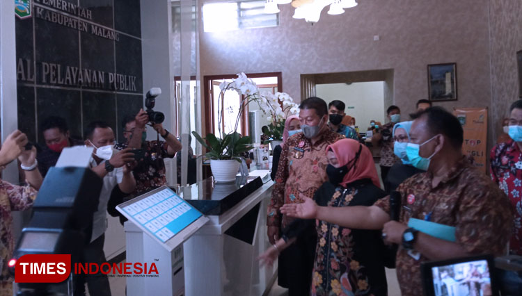 Deputi Bidang Pelayanan Publik Kemenpan RB RI, Prof Dr Diah Natalisa MBA ketika meninjau Mal Pelayanan Publik. (Foto: Binar Gumilang/TIMES Indonesia)