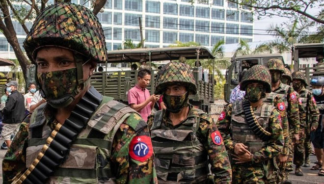 Para pengamat mengatakan kerajaan bisnis militer Myanmar diyakini menyokong kudeta yang sedang terjadi. (FOTO:Detik.news/Getty Images).