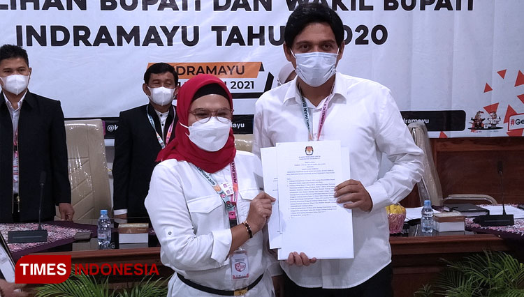 Nina Agustina Dai Bachtiar dan Lucky Hakim saat ditetapkan sebagai Bupati dan Wakil Bupati Indramayu terpilih. (Foto: Muhamad Jupri/TIMES Indonesia)
