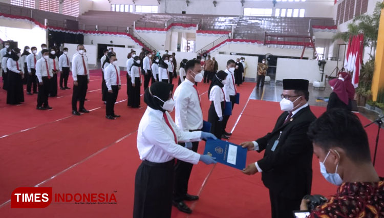 Direktur Polije, Saiful Anwar S.Tp, MP saat melantik dan mengambil Sumpah Janji Pegawai Negeri Sipil (PNS) Polije pada Jumat (26/3/2021). (Foto: Muhammad Faizin/TIMES Indonesia)