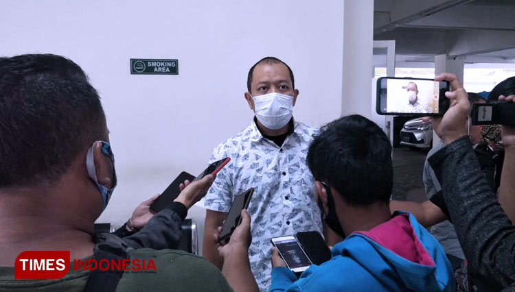 Zainul Arifin, Kepala bagian seksi kepatuhan dan internal penyuluhan Bea Cukai Madura saat di wawancarai di Kantor Bea Cukai Madura di Jalan P. Sudirman Kabupaten Pamekasan.(Foto: Akhmad Syafi'i/TIMES Indonesia)