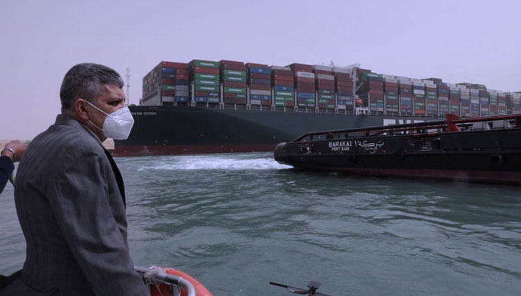 Sampai Jumat pagi, berbagai upaya masih terus dilakukan untuk membebaskan kapal kontainer raksasa Ever Given yang telah menyumbat kanal Terusan Suez. Ketua Otoritas Terusan Suez, Osama Rabie terus memantau situasinya. (FOTO: Al Jazeera/Reuters)