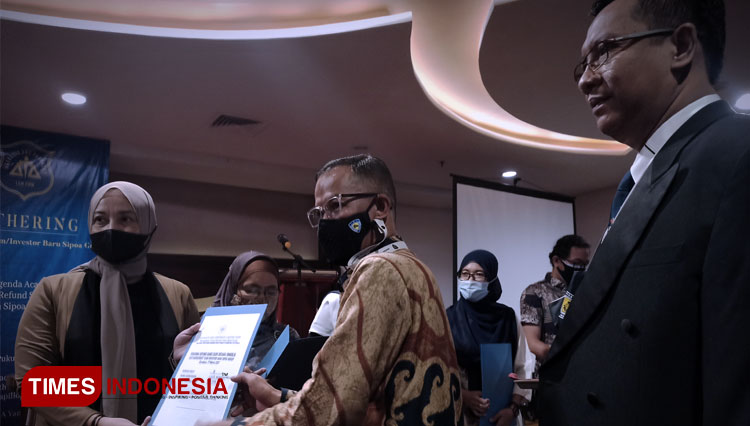Andrys Ronaldi, selaku investor yang telah mengakuisisi Sipoa Group saat menyerahkan refund kepada konsumen, Sabtu (27/3/2021). (FOTO: Lely Yuana/TIMES Indonesia) 