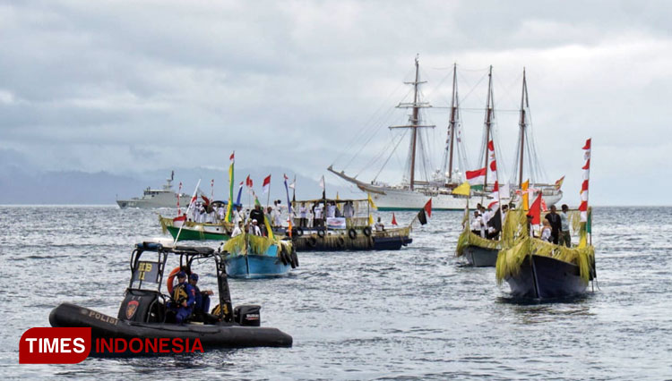 Arak arakan kapal nelayan menyambut Kapal Juan Sebastian Elcano
