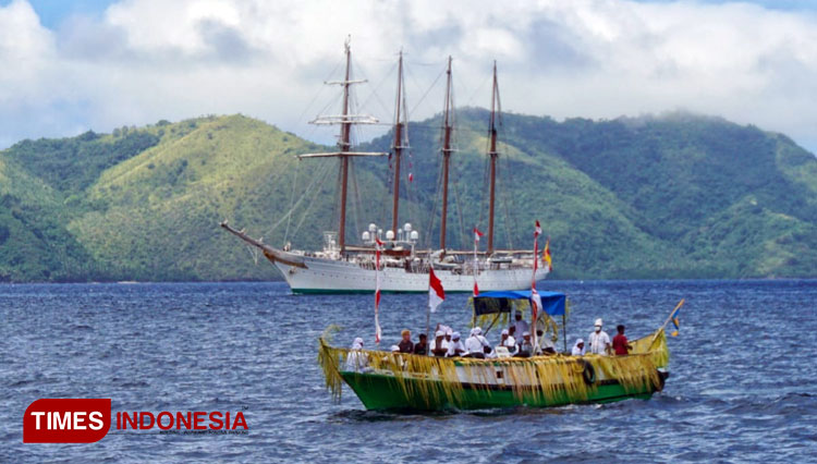 Kapal Latih Angkatan Laut Spanyol, Juan Sebastian Elcano dijemput perahu nelayan menuju titik labuh. (Foto: Fuad for TIMES Indonesia)