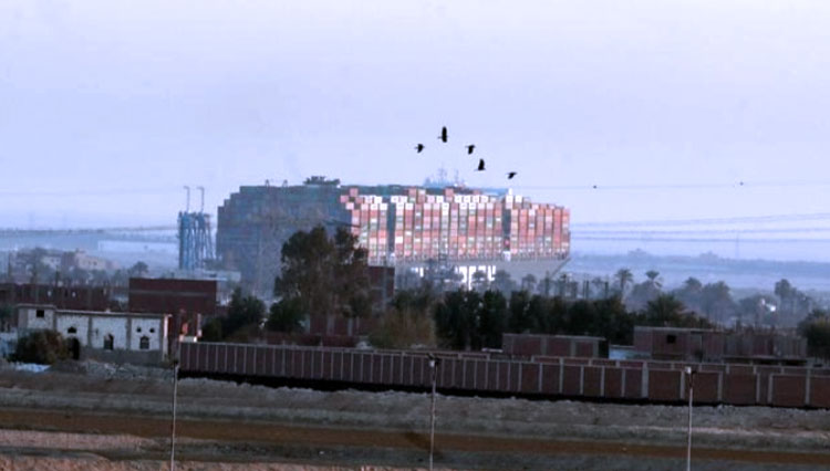 Kapal kontainer raksasa Ever Given, salah satu kapal kontainer terbesar di dunia yang kandas di Terusan Suez, Mesir. (FOTO: Reuters)