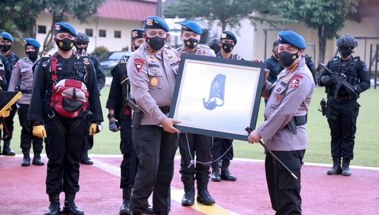 Kapolri-mendapatkan-cinderamata-dari-Kakorbrimob-Polri.jpg