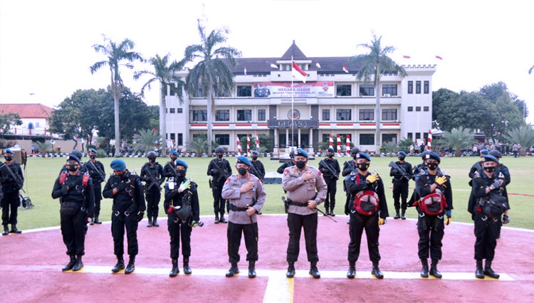 Kapolri Jenderal Listyo Sigit Prabowo bersama Kakorbrimob Irjen Pol Anang Revandoko serta jajaran anggota korps Brimob Polri. (FOTO: Dokumentasi Humas Polri)