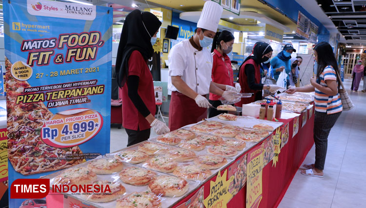 Pizza terpanjang se-Jawa Timur yang dipajang dan dijual di depan Hypermart Matos. (Foto: Naufal Ardiansyah/TIMES Indonesia)