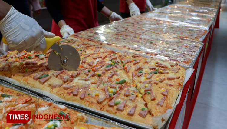 Pizza terpanjang se Jawa Timur di Matos a