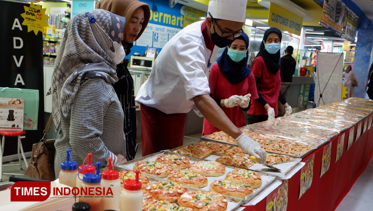 Pizza terpanjang se-Jawa Timur di depan Hypermart Malang Town Square (Matos). (Foto: Naufal Ardiansyah/TIMES Indonesia)