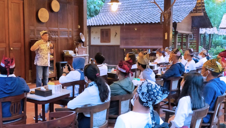 Puluhan pekebun kopi dari Labuan Bajo, Flores, NusaTenggara Timur (NTT) belajar industri pariwisata di Banyuwangi. (FOTO: Agung Sedana/TIMES Indonesia)