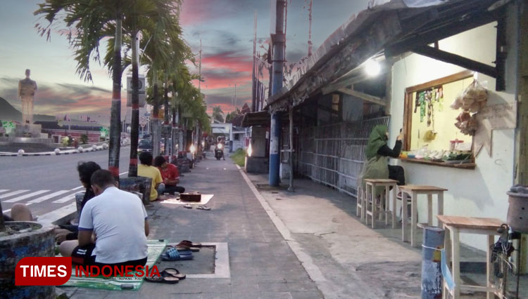 Warga Blitar sedang menikmati sunset di Angkringan Kang Wir di persimpangan Herlingga Jl Supriyadi Kota Blitar, Sabtu (27/3/2021). (Foto: Wiro for Times Indonesia)