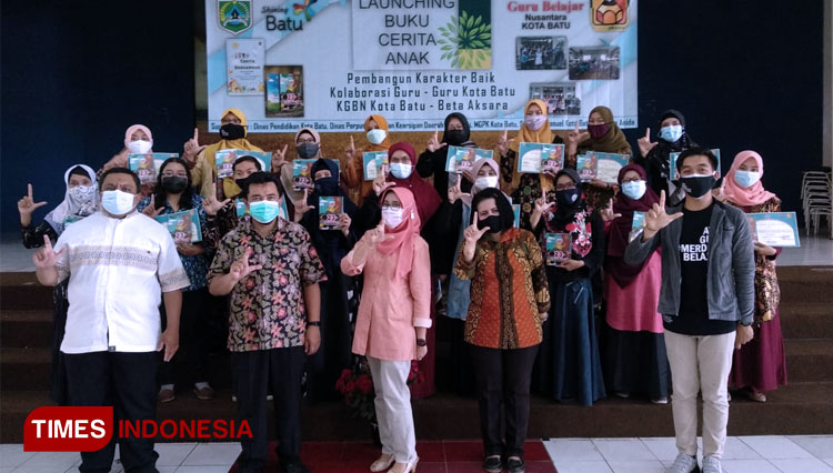 Launching buku cerita anak Pembangun Karakter Baik kolaborasi Guru Kota Batu - KGBN Kota Batu dan Beta Aksara, Sabtu (27/3/2021). (FOTO: Yeni Rachmawati/TIMES Indonesia) 