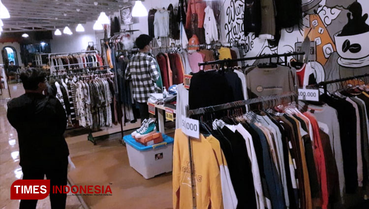 Beberapa-pengunjung-berburu-kaos-antik-2.jpg