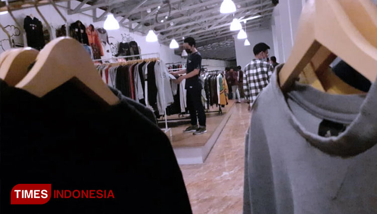 Beberapa pengunjung berburu kaos antik di Tasik Flea Market pada Sabtu (27/3/21) Malam (FOTO: Harniwan Obech/TIMES Indonesia)