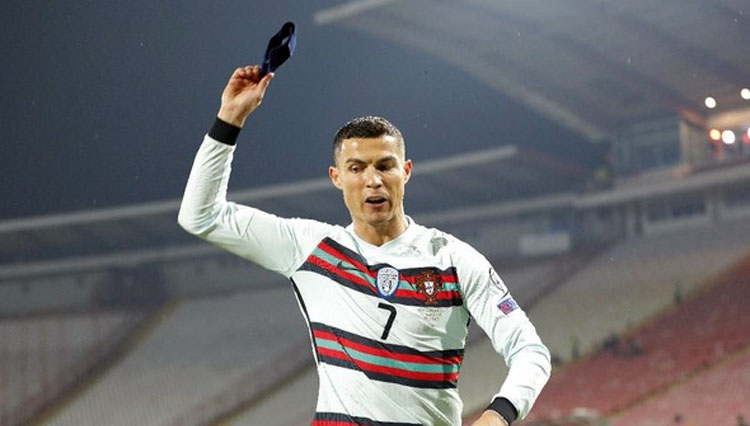 Lempar Ban Kapten, Ronaldo Emosi Golnya Tak Disahkan