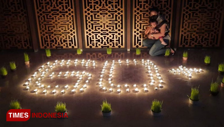 Tamu éL Hotel Royale Yogyakarta Malioboro berfoto dengan ratusan lilin ikon Earth Hour di lobby. (Foto-foto: éL Hotel Royale Yogyakarta Malioboro for TIMES Indonesia)