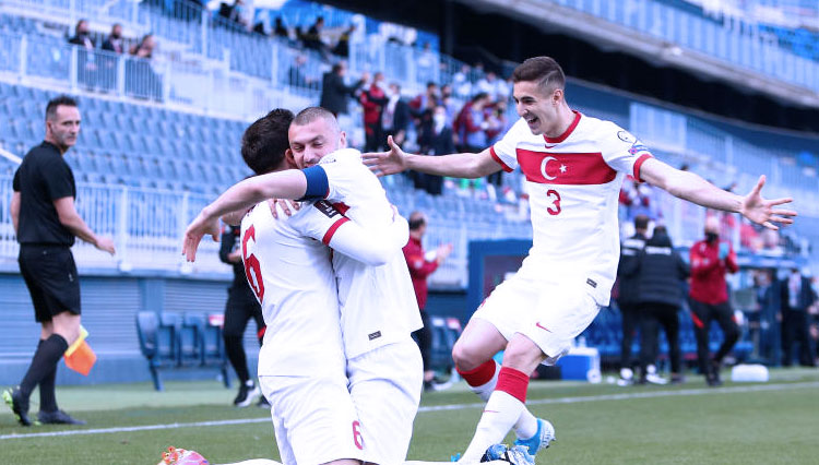 Pemain Turki Merayakam kemenangan atas Norwegi. (Foto: gettyimages-fifa)