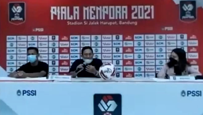 Asisten Pelatih Persela (tengah) saat memberikan komentar dalam sesi konferensi pers usai laga Persela kontra PSS Sleman, di Stadion Si Jalak Harupat Bandung, Minggu (28/3/2021). (FOTO: tangkapan layar Zoom konferensi pers Piala Menpora)
