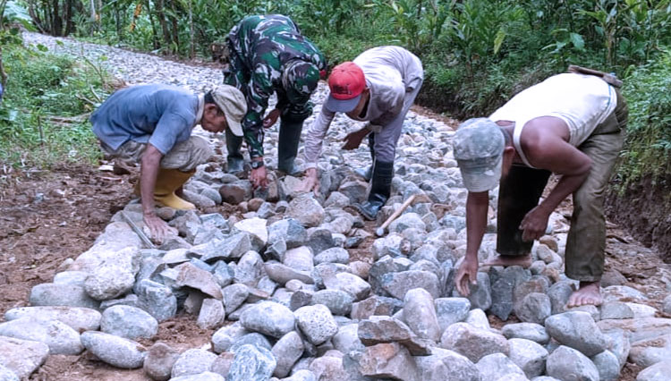 TNI Bersama Warga menata batu jalan usaha tani. (FOTO: Pendim BNA for TIMES Indonesia)
