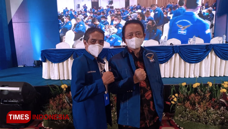 Pengurus Harian DPP Partai Demokrat KLB Sibolangit, Yan Rizal Usman (kiri) bersama Marzuki Ali saat KLB Demokrat di Sibolangit. (FOTO: Demokrat for TIMES Indonesia)