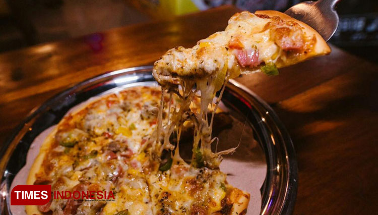 The mouth watering look of pizza at tigaDe restaurant, Pacitan. (Photo: Dok. Pizza tigaDe for TIMESIndonesia)