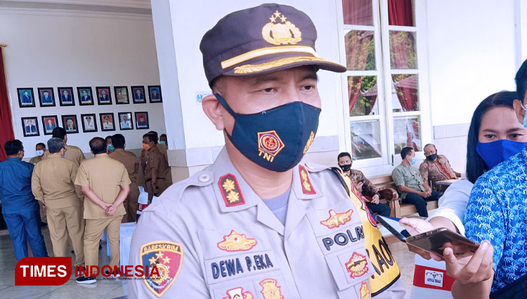 Kapolres Madiun, AKBP Dewa Putu Eka di saat diwawancarai awak media di Bakorwil Madiun. (Foto: Aditya Candra/TIMES Indonesia)