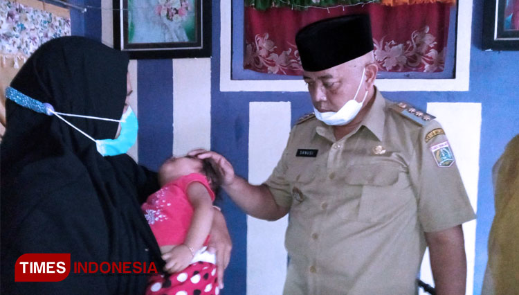 Bupati Malang Abah Sanusi ketika mengunjungi balita penderita Stunting di Gondanglegi. (FOTO: Binar Gumilang/TIMES Indonesia)
