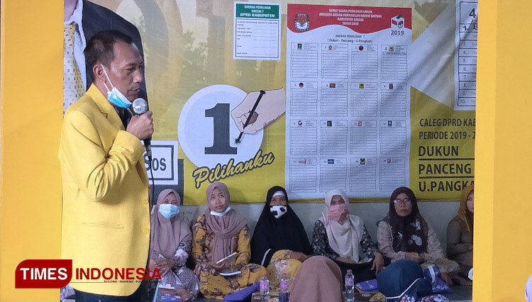 Ketua Komisi III, Asroin Widyana saat Public Hearing di Desa Lowayu Kecamatan Dukun (Foto: Akmal/TIMES Indonesia)