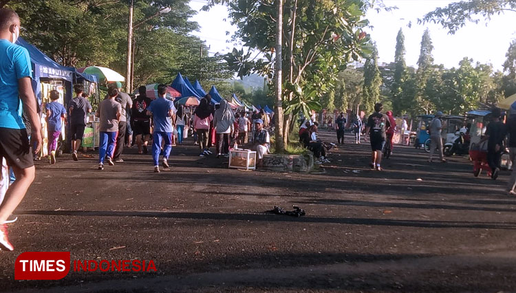 Warga yang memadati kawasan Banjar Waterpark untuk berolah raga. (Foto: Susi/TIMES Indonesia)