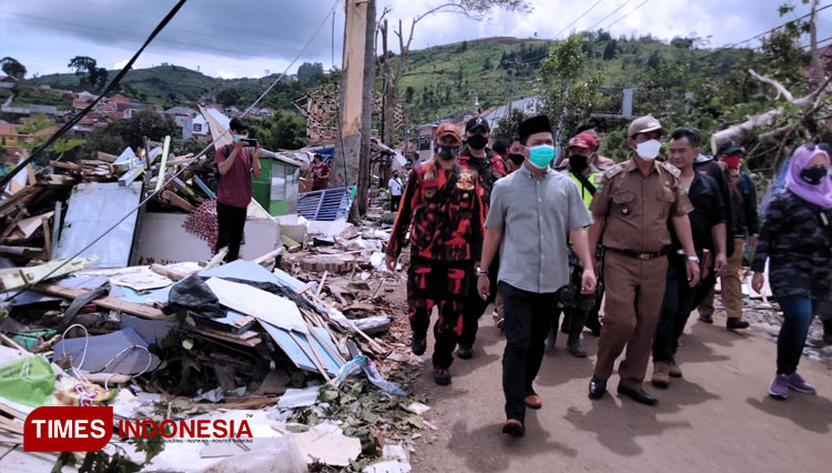 Bupati Bandung terpilih HM Dadang Supriatna meninjau lokasi kejadian angin puting beliung di Kec Cimenyan, Kab Bandung, Senin (29/3/21).(FOTO: Iwa/TIMES Indonesia)