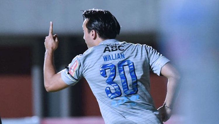 Ezra Walian Merayakan gol debutnya bersama Persib Bandung (Foto: twitter @persib)