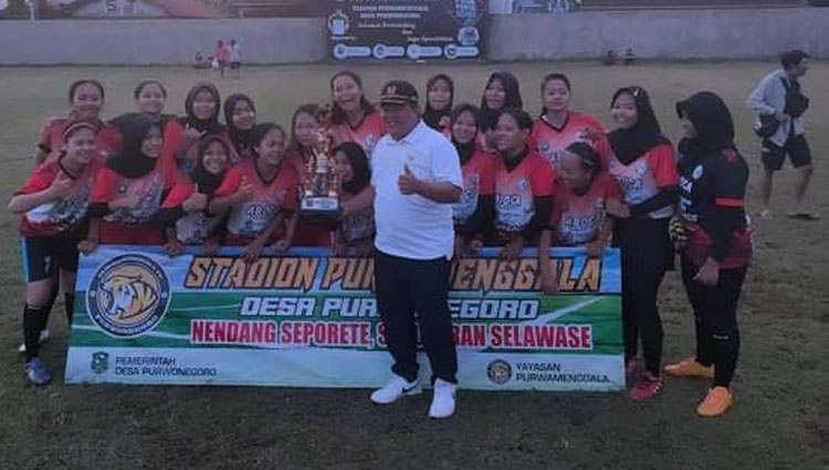 Ketua KONI Banjarnegara Nurohman Ahong dan tim sepak bola wanita. (FOTO: Humas Konibara for TIMES Indonesia)