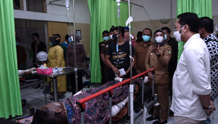 Bupati Indramayu Nina Agustina saat mengunjungi korban ledakan kilang Pertamina. (FOTO: Diskominfo Kabupaten Indramayu)